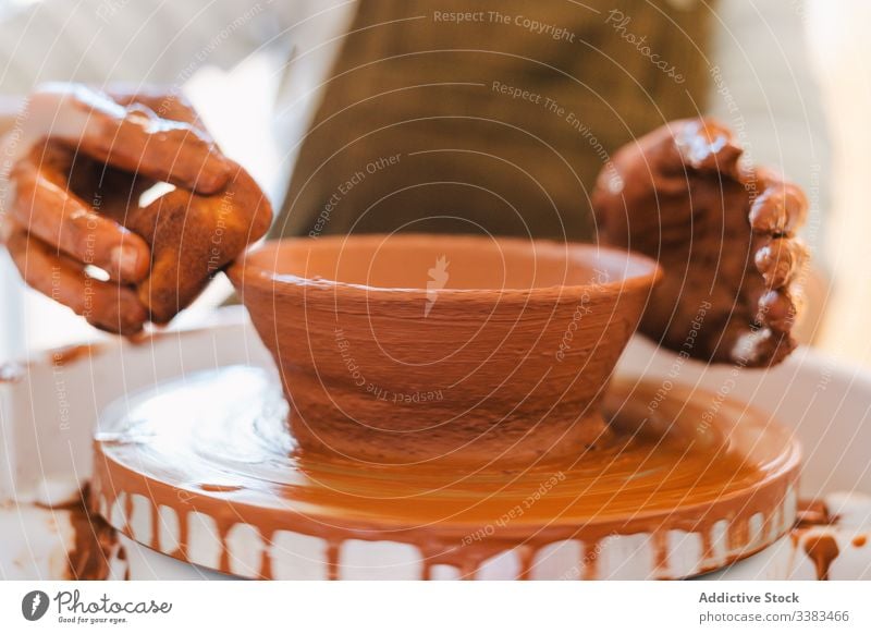 Kunsthandwerkliche Herstellung von Steingut in der Werkstatt Kunstgewerbler Töpferwaren handgefertigt Arbeit Hand Handwerk Ton Geschirr kreisen Person Keramik