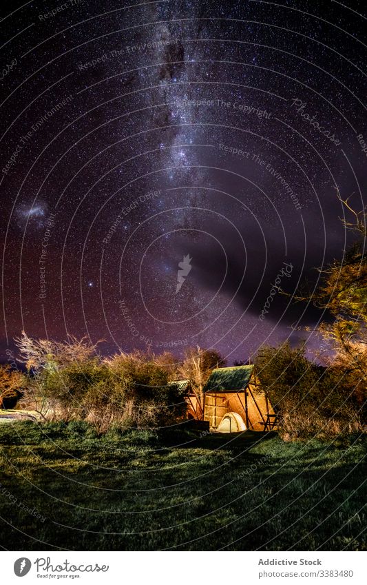Zelten in sternenklarer, ruhiger Nacht Himmel Lager Waldwiese Stern Milchstrasse Abenteuer idyllisch Ausflug Baum Natur übersichtlich reisen Umwelt Licht