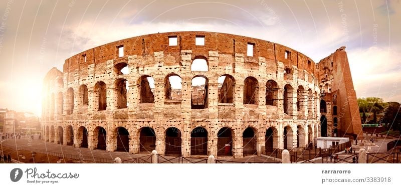 das Kolosseum von Rom bei Sonnenuntergang von hinten gesehen. berühmt Italienisch Arena historisch Ruine Amphitheater antik Hochkultur altes Rom Antiquität