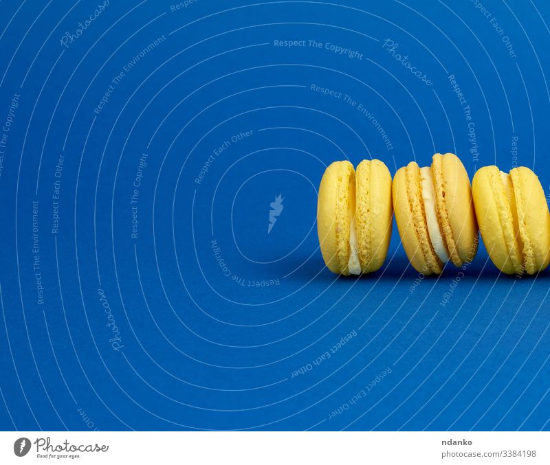 gelbe, zitronenfarbene, runde Makronenkuchen auf dunkelblauem Hintergrund Macaron Schaumgebäck niemand Ernährung Gebäck Haufen Reihe Belegtes Brot Kulisse Snack