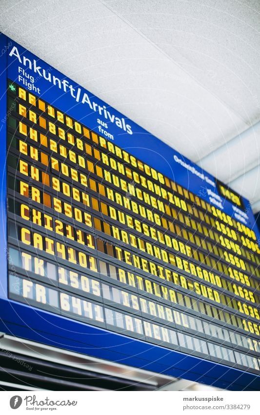 Ankunft Flughafen Display Nürnberg Ankunftshalle Landung Urlaub Rückkehr digital Anzeige