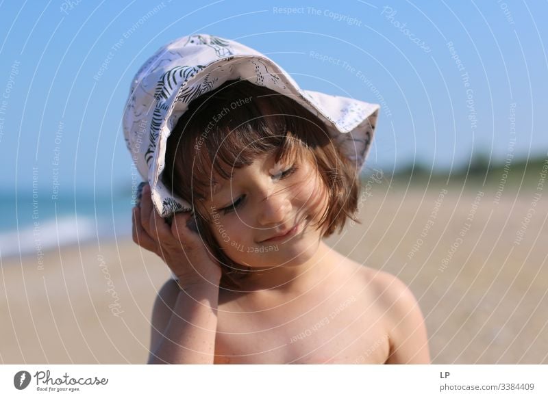 Mädchen mit Hut am Strand hören Musik hören Zen Achtsamkeit Denkweise Gedankenkontrolle eingedenk friedlich Fröhlichkeit Glück Lifestyle Leben Sonnenlicht