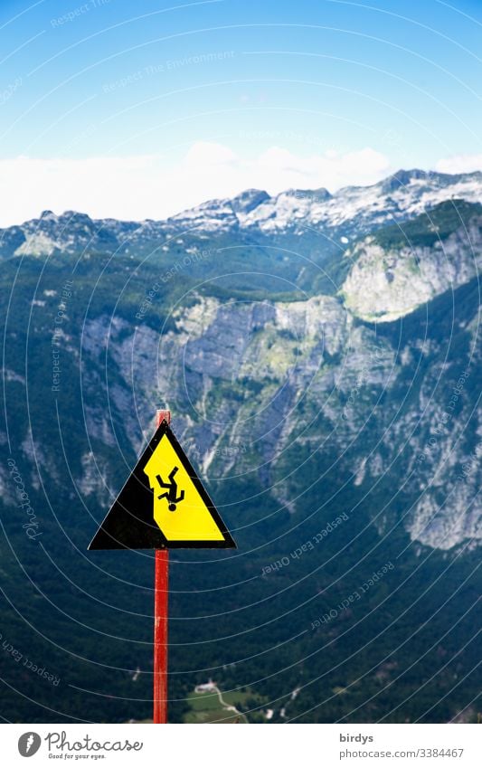 Gefährliches Gelände, Warnschild in den Alpen , warnt vor Absturzgefahren Berge u. Gebirge Wolken Himmel Natur Felsen Gipfel Außenaufnahme Landschaft Tag