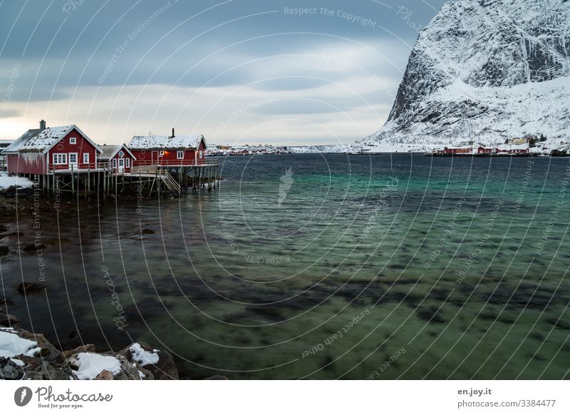 Fischerhütten am Fjord vor verschneiten Bergen Ferien & Urlaub & Reisen Ausflug Winter Schnee Winterurlaub Umwelt Landschaft Himmel Wolken Wind Eis Frost