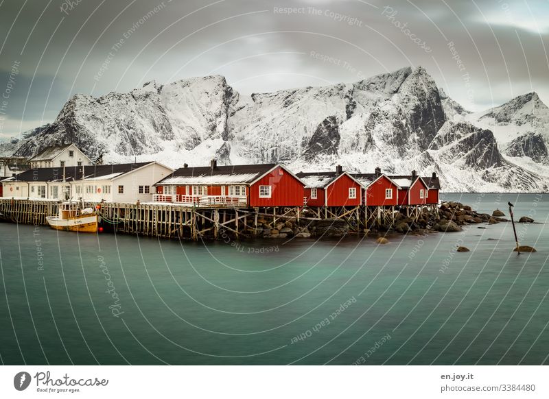 Fischerhütten am Fjord vor verschneiten Bergen Ferien & Urlaub & Reisen Ausflug Winter Schnee Winterurlaub Umwelt Landschaft Himmel Wolken schlechtes Wetter