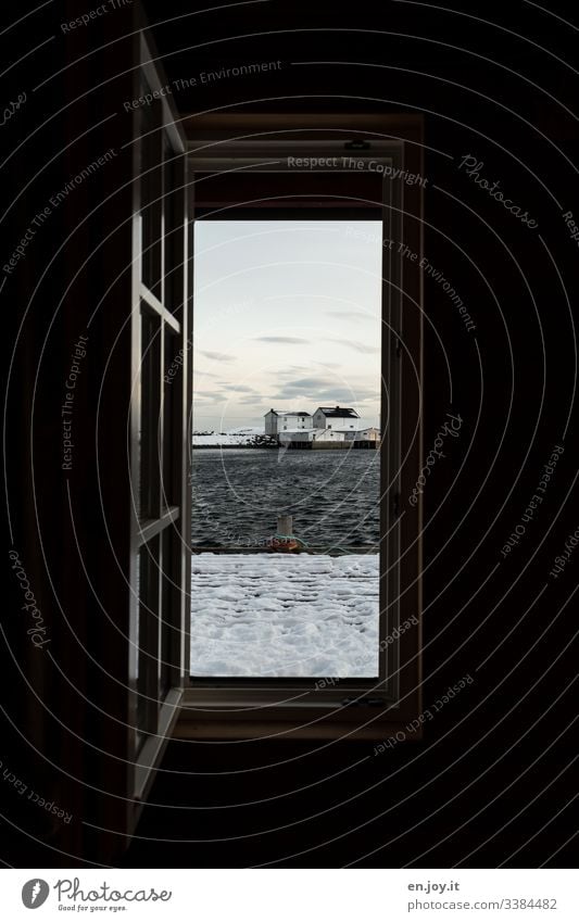 Geöffnetes Fenster mit Aussicht auf Fischerhütte am Fjord und verschneitem Steg Ferien & Urlaub & Reisen Ausflug Winter Schnee Winterurlaub Umwelt Landschaft