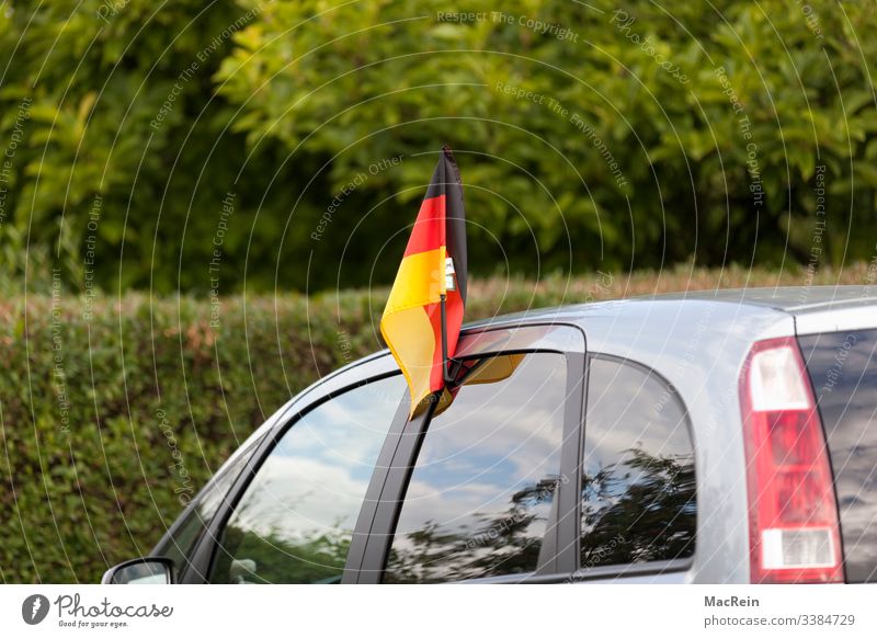 Deutschlandfahne am Auto Deutschland Flagge auto flagge schawrz rot gold niemand Menschenleer Außenaufnahme Patriotismus Farbfoto Nationalflagge Textfreiraum