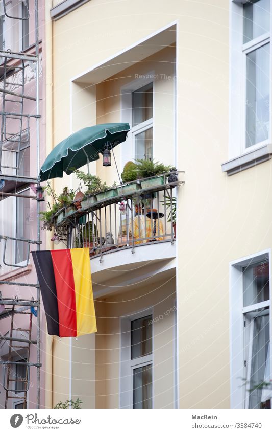 Flagge Zeigen fahne flagge balkon deutschland fassade niemand farbfoto patriot schwar rot gold sonnenschirm aussenaufnahme deutsche flagge Nationalflagge
