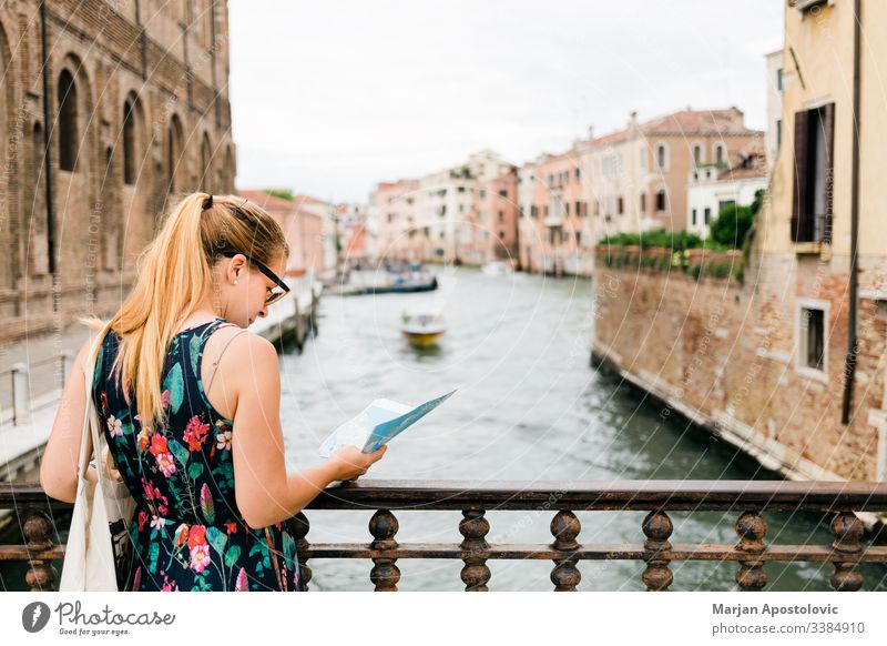 Junge weibliche Reisende beim Sightseeing in Venedig , Italien Erwachsener Architektur Blogger Boot Brücke Kanal lässig Kaukasier Großstadt Stadtbild niedlich