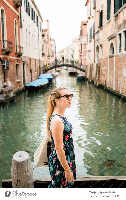 Junge weibliche Reisende genießen in Venedig, Italien Architektur Anziehungskraft Blogger Boot Brücke Gebäude Kanal lässig Kaukasier Großstadt Stadtbild Tag