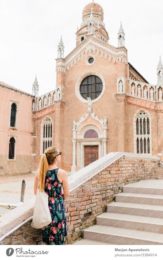 Junge weibliche Reisende betrachtet die Kirche in Venedig, Italien antik Architektur Anziehungskraft schön Brücke Gebäude lässig Großstadt Stadtbild Kultur Tag