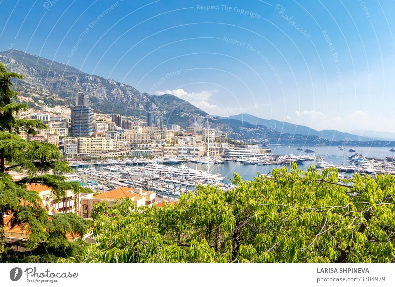 Panoramablick auf Fontvieille und Hafen mit Booten, Luxusyachten im Fürstentum Monaco, Südfrankreich carlo monte Palast f1 herrschaftlich Skyline Formel