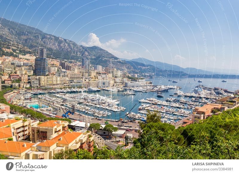 Panoramablick auf Fontvieille und Hafen mit Booten, Luxusyachten im Fürstentum Monaco, Südfrankreich carlo monte Palast f1 herrschaftlich Skyline Formel
