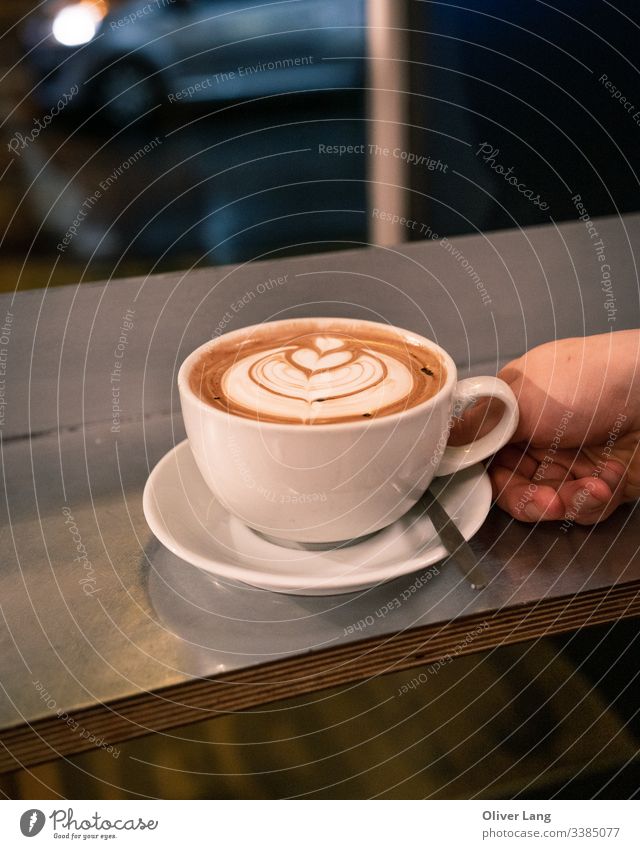 Kaffeetasse mit Latte-Kunst auf dem Tisch doppelter Espresso Milchkaffee Kaffeemaschine Tasse Kaffeehaus Heißgetränk Latte Art Getränk Café Latte