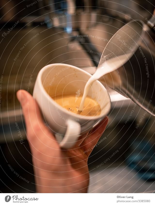 Milch, die in Kaffee-Espresso gegossen wird doppelter Espresso Milchkaffee Café heiß Café Latte auf Espresso-Basis Tasse Kaffeemaschine Kaffeehaus Kaffeetasse