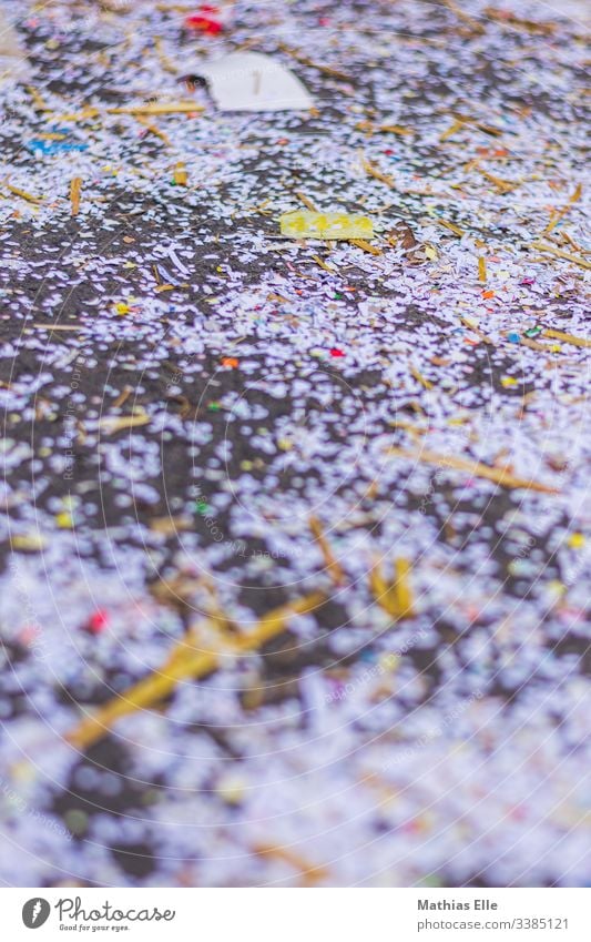 Buntes Konfetti auf Straße Farbfoto Fröhlichkeit Außenaufnahme mehrfarbig liegen Strukturen & Formen Vogelperspektive Bürgersteig Licht Karnevalszug