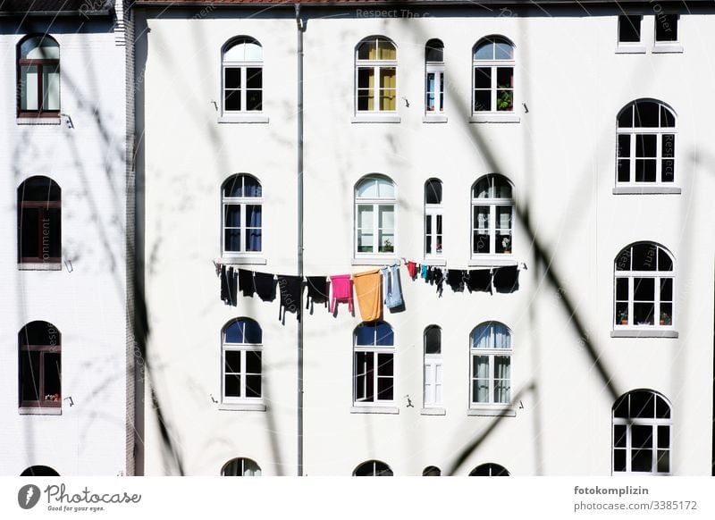 Wäscheleine an Hausfassade Wäsche waschen Altbau Mehrfamilienhaus Waschtag Fenster Haushalt trocknen aufhängen wäsche aufhängen Häusliches Leben Seil