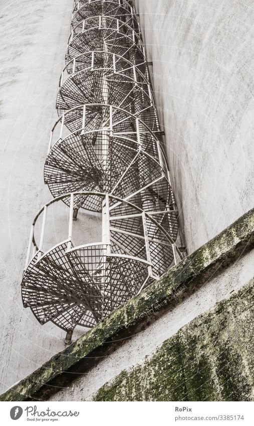 Feuertreppe in einem Lagergebäude. Spirale Treppenhaus spiralförmig Architektur alt Struktur kreisen Innenbereich Muster Design Haus Kurve Verwirbelung