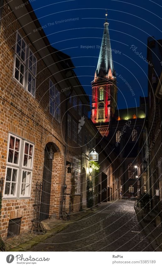 Historische Kirche bunt beleuchtet. Kathedrale Turm Religion Architektur Glas Fenster Buntglas gefärbt alt im Freien religiös katholisch Nacht Gebäude Licht