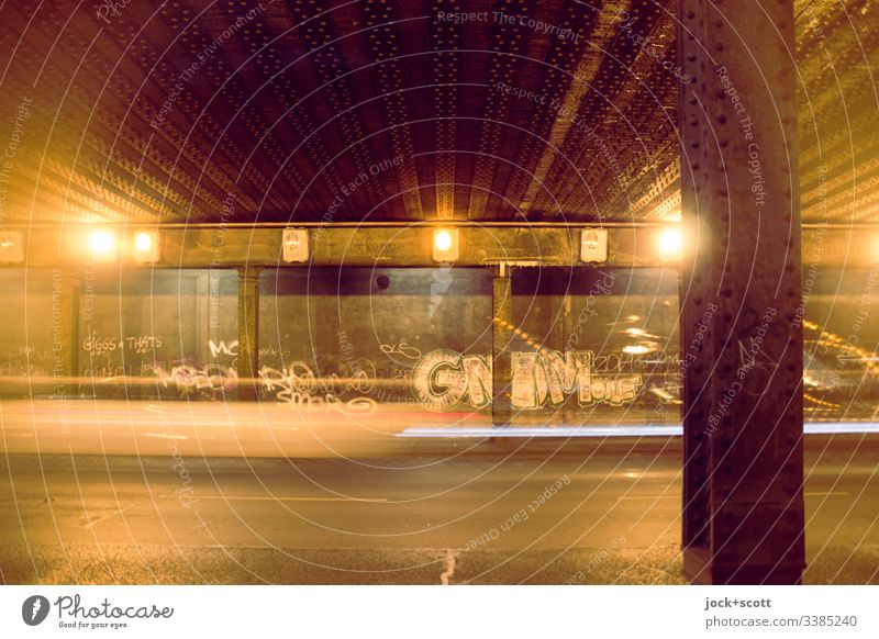 Zeit im Tunnel Bewegungsunschärfe Langzeitbelichtung Zahn der Zeit Symmetrie Tunnelbeleuchtung retro Säule Graffiti Straße Silhouette Strukturen & Formen