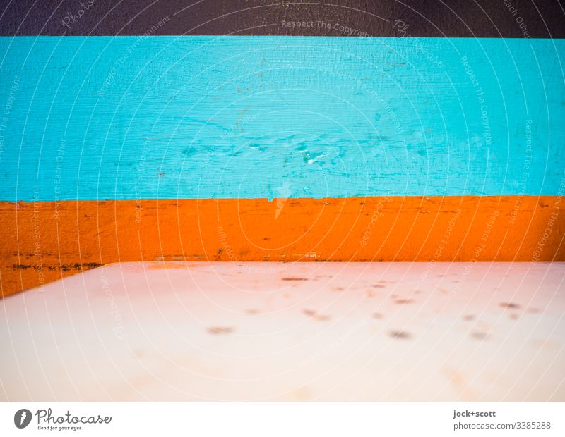 Bäh! | Schmutziger Tisch vor farbiger Wand Farbwand Detailaufnahme Streifen Strukturen & Formen abstrakt Muster Design Stil Hintergrundbild Tischplatte