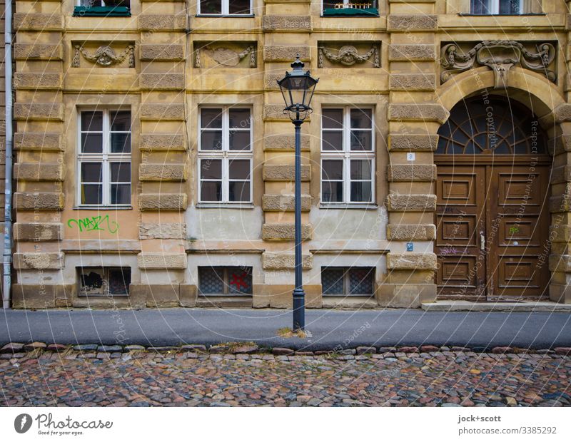 Die gute alte Zeit, ist alles nur Fassade Gedeckte Farben Vergangenheit Nostalgie historisch Originalität authentisch Fenster Stadthaus Zahn der Zeit Stil