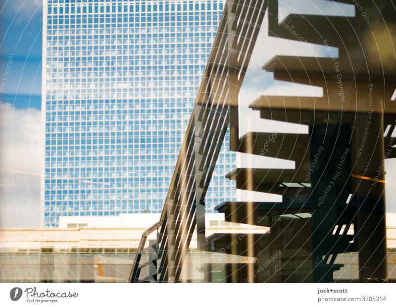 Alexanderplatz mit Hotel und Treppe im Spiegel Stadt Architektur Reflexion & Spiegelung Silhouette Stadtzentrum Schaufenster Sonnenlicht Berlin-Mitte