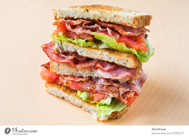 Ein BLT ist eine Art von Sandwich, das nach den Initialen seiner Hauptzutaten Speck, Salat und Tomate benannt ist. blt blt-Sandwich Brot Cholesterin