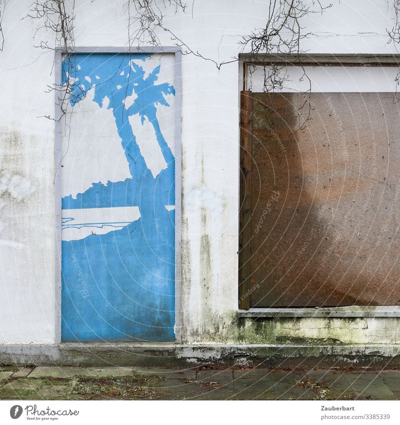 Fassade mit Palmen, Fenstern, Pappe und Zweigen Haus Tür blau braun verschlossen Traum Sehnsucht Resignation vergeblich aufschieben geometrisch Tag