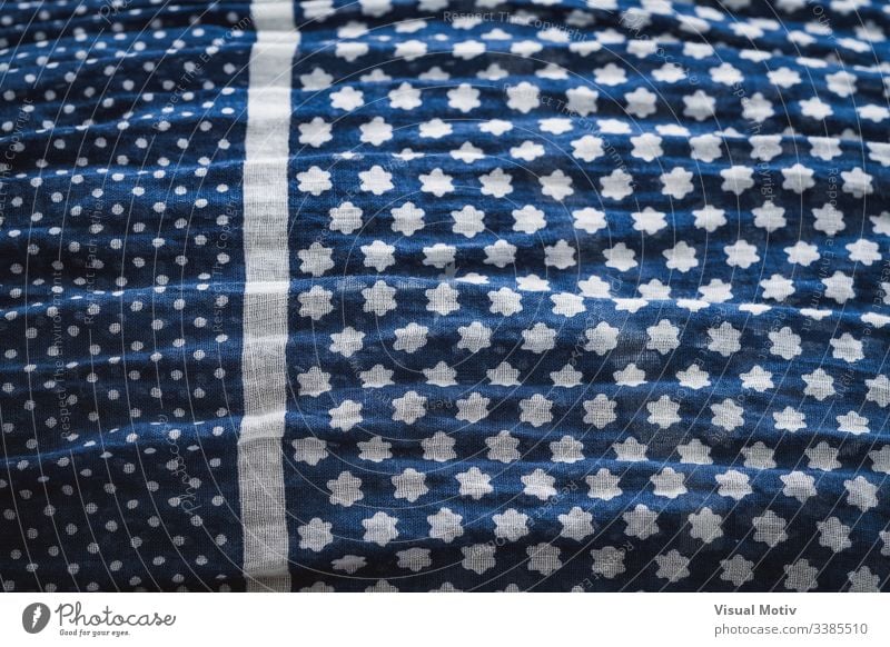 Detail eines zerknitterten Tuches in Blau Gewebe zerknitterter Schal Textur texturiert Mode Hintergrund Oberfläche Design abstrakt Nahaufnahme niemand