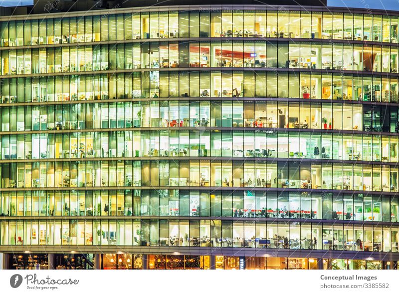 Außenansicht eines Büros in der Abenddämmerung, die die täglichen Aktivitäten der Arbeiter offenbart Ehrgeiz Architektur Gebäude Gebäudeaußenseite Business