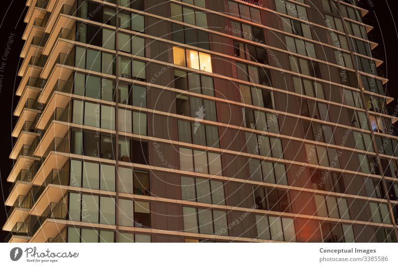 Einfach beleuchtete Fenster in einer modernen Wohnung abstrakt Appartement Architektur Hintergrund hell Leben in der Stadt Farbe Konzepte Konzepte und Themen