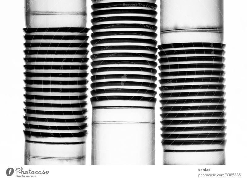 Drei Trinkhalme mit Knickstellen als Makroaufnahme vor hellem Hintergrund Rohre Strukturen & Formen Linien abstrakt Design Kunststoffmüll Muster drei
