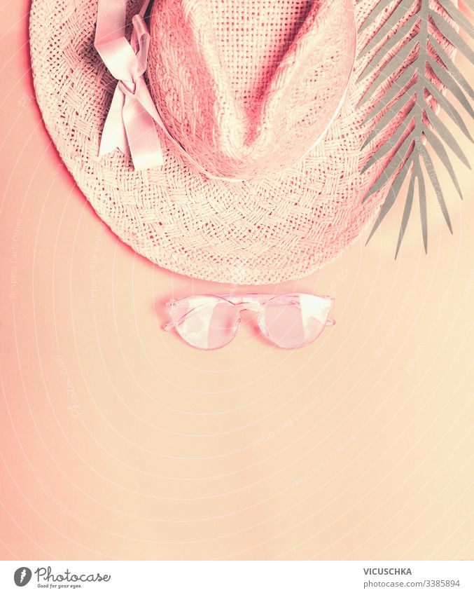 Sommerstrohhut mit Sonnenbrille und Palmblättern. Ansicht von oben. Pastell-Farbe Konzept Tag Kunst Symbol rosa Top Design Urlaub Zubehör farbenfroh Schönheit