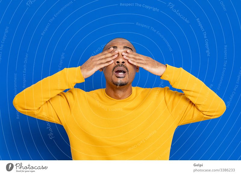 Afrikaner mit gelbem Trikot schwarz Typ überrascht aufregend verrückt Glück Emotion Überraschung Deckung Auge blind zugeklappt blau Erwachsener Menschen Person