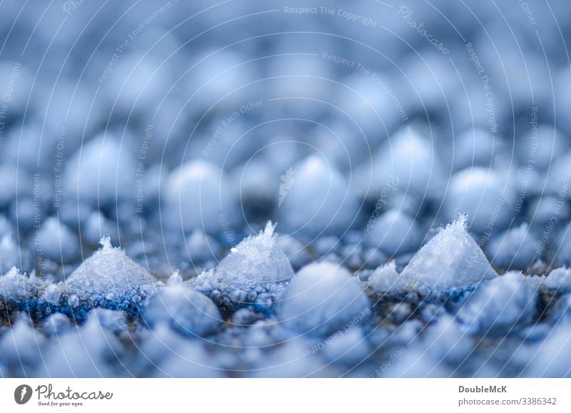Eiskristalle an kleinen Eiszapfen Zentralperspektive Schwache Tiefenschärfe Unschärfe Tag Textfreiraum oben Menschenleer Strukturen & Formen Muster abstrakt