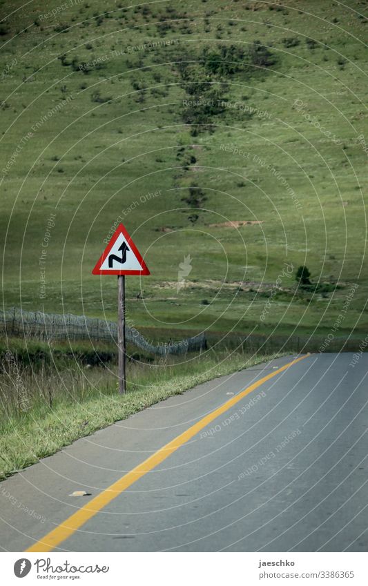 Kurven-Warnschild am Straßenrand Warnung Verkehrsschild rechts links Linksverkehr Hügel überwinden Schlangenlinien geradeaus Schild Pfeil Verkehrszeichen