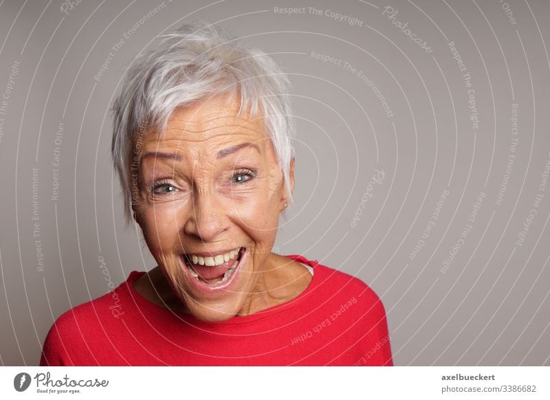 lachende ältere Frau reif Senior Dame Lachen Glück Fröhlichkeit Erwachsener Bestseller 60 weiße Haare alt Menschen kurz Behaarung grau Porträt Kaukasier modern