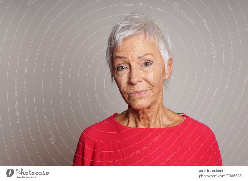 reife Frau mit skeptischem Gesichtsausdruck ernst Senior Dame Erwachsener 60 Sechziger Jahre älter Person Skeptiker Aussehen alt Menschen grau Porträt Kaukasier