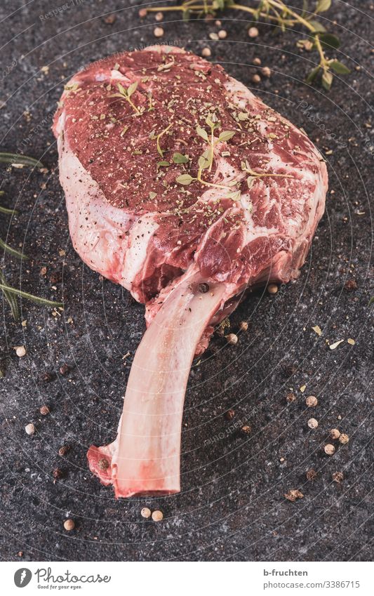 Tomahawk Steak - rohes Fleisch vom Rind grillen steak fleisch rindfleisch gewürze saison fett tier Ernährung Nahaufnahme Farbfoto Lebensmittel Gesunde Ernährung