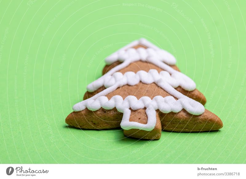 Lebkuchenbaum auf grünem Hintergrund lebkuchen pfefferkuchen zuckerglasur süssigkeit kekse hintergrund leckern liegen figur backen weihnachten symbol tannenbaum