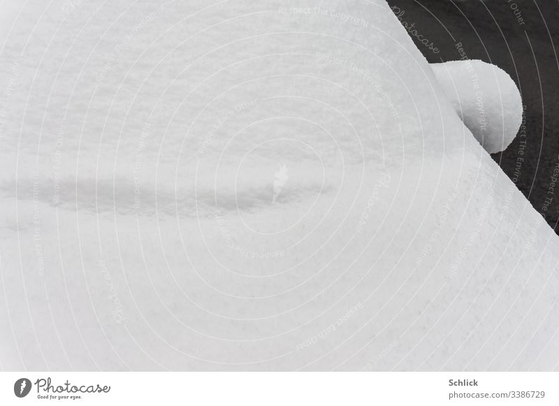 Detail eingeschneites Auto mit Seitenspiegel und Windschutzscheibe Schnee abstrakt Winter Schwarzweißfoto Ohr PKW Schewibenwischer Motorhaube bedeckt Geometrie