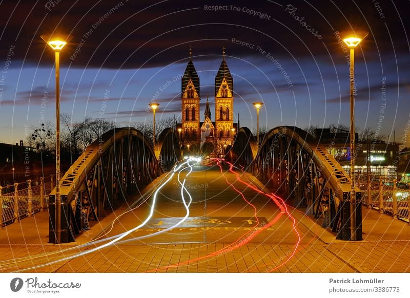 Fahrradbrücke Freiburg im Breisgau Herz Jesu Kirche Symmetrie Städtereisen Sightseeing Urlaub Reisen Deutschland Europa Baden-Württemberg Lichtspuren