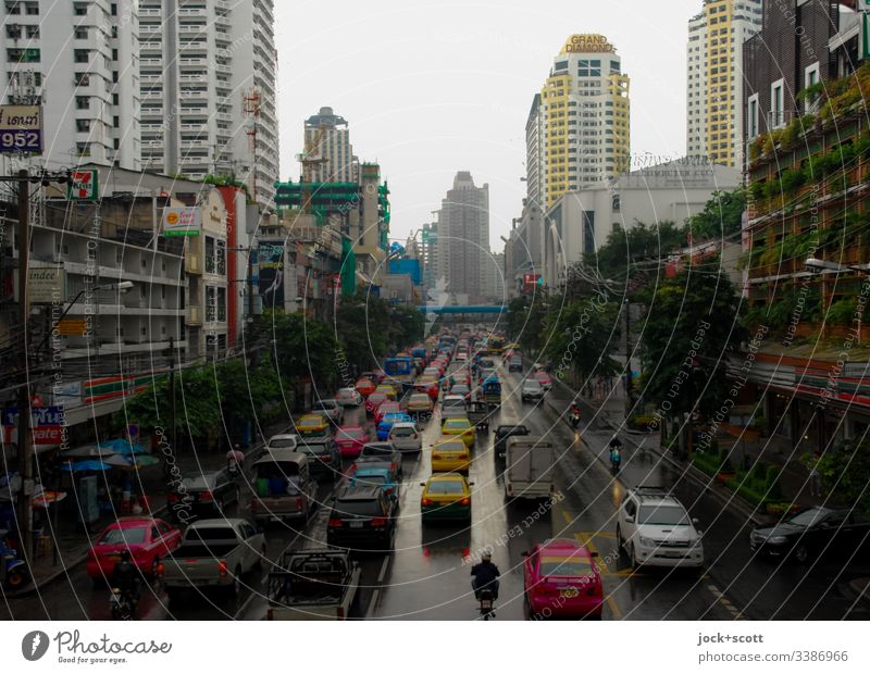 Stau in Bangkok Verkehrsstau Straße Verkehrswege Straßenverkehr Autos Smog Hochhaus Stadtzentrum Mobilität Berufsverkehr schlechtes Wetter Häuserschlucht