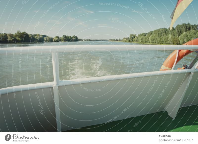 schifffahrt ohne passagiere Schiff Schifffahrt Fluß Rhein Wasser Gewässer Fahrwasser Rettungsreifen Deutschlandfahne Geländer Reling Gitter Abgrenzung Schutz