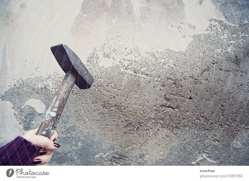 mit dem hammer eine mauer einschlagen wollen Fotochallenge Hammer Werkzeug kaputt Gewalt brachial Metall Handwerker Wut Zerstörungswut Kraft Mauerwerk Frau