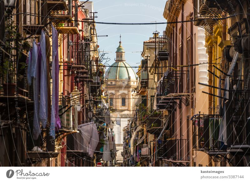 Blick auf die Kirche San Matteo im Herzen von Palermo, Italien. Sizilien Straße Italienisch Balkon Kathedrale katholisch christian Großstadt Dom Europa