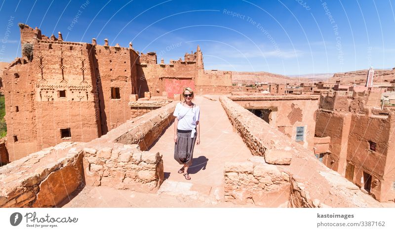 Frau auf Reisen in der Kasbah Ait Benhaddou, Ouarzazate, Marokko. Reisender Backpacker Abenteuer Porträt Spaß wüst Architektur Marokkaner Marrakesch marrakech