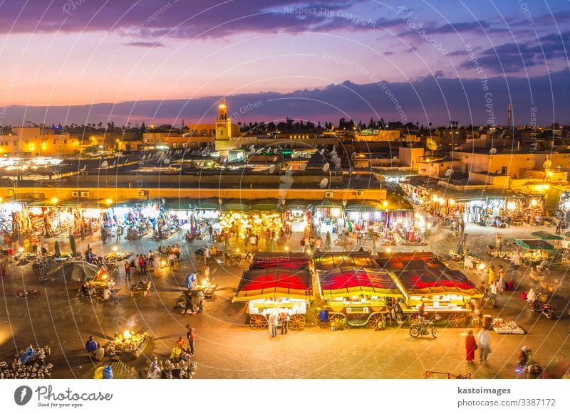 Jamaa el Fna Marktplatz im Sonnenuntergang, Marrakesch, Marokko, Nordafrika. marrakech Afrika jamaa fna Menge Afrikanisch jemaa Business reisen Tourismus