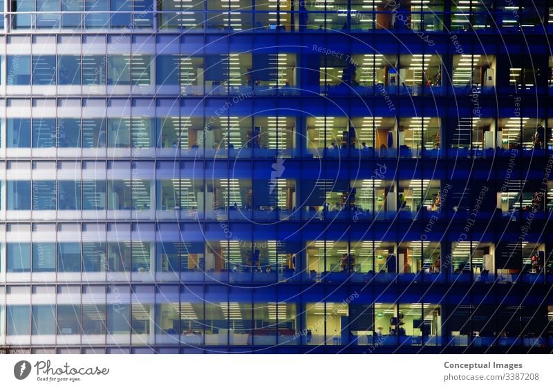 Büroansicht von Tag- bis Nachtzeit Tag bis Nacht Außenseite Überstunden machend Ehrgeiz Architektur Gebäude Business Geschäftsleute beschäftigt Deadlines